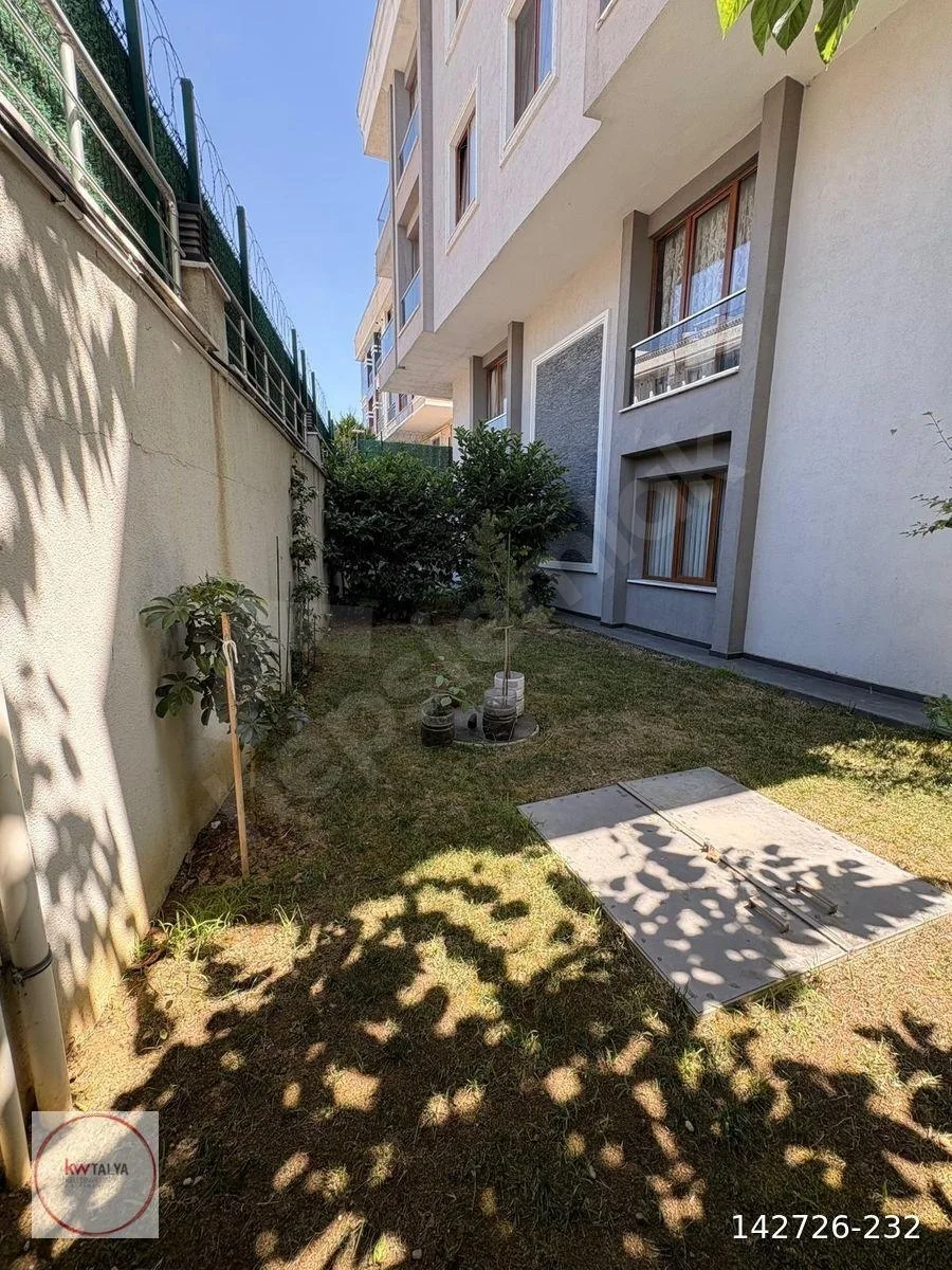 Beylikdüzü Kavaklı'da Satılık 2+1 Bahçe Katı