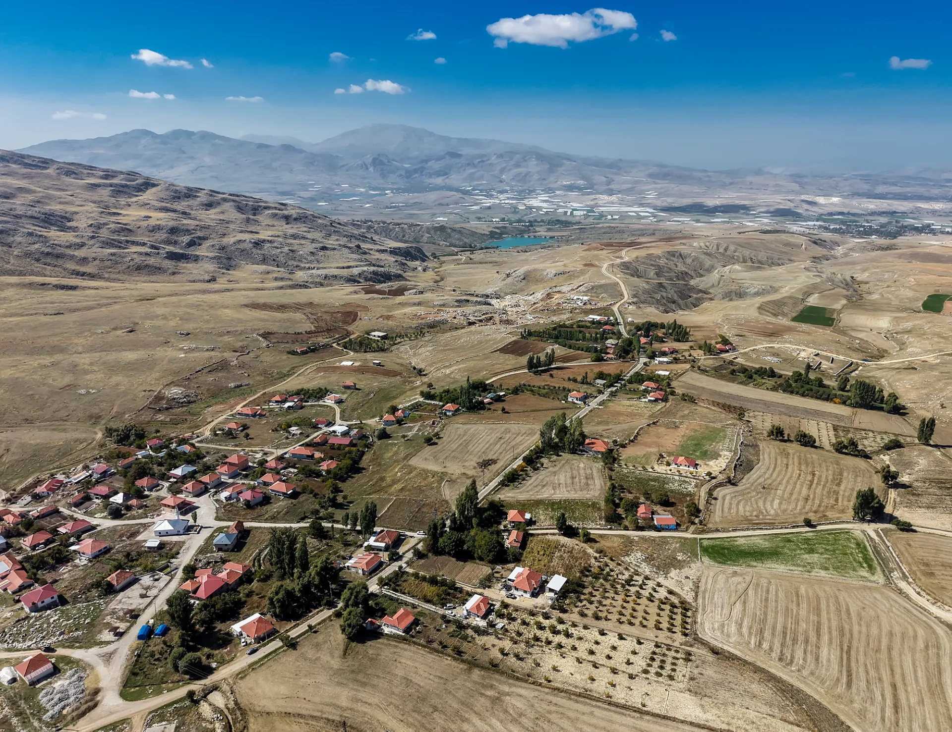 K2A'DAN SATILIK KÖY İMARLI 701M² TARLA 3