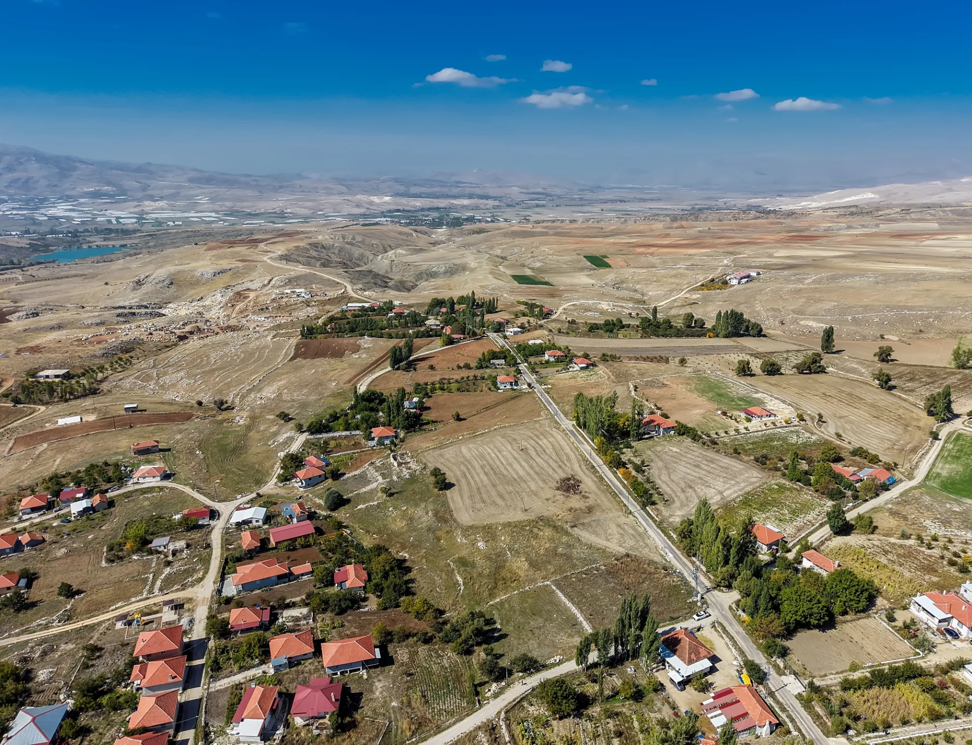 K2A'DAN SATILIK KÖY İMARLI 701M² TARLA 16